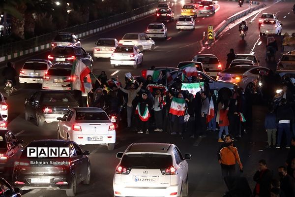 شادی مردم تهران پس از پیروزی ایران مقابل ولز