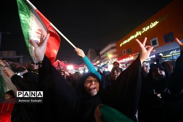 شادی مردم تهران پس از پیروزی ایران مقابل ولز