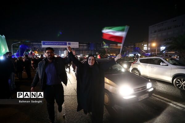 شادی مردم تهران پس از پیروزی ایران مقابل ولز