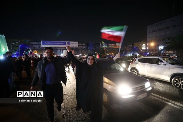 شادی مردم تهران پس از پیروزی ایران مقابل ولز