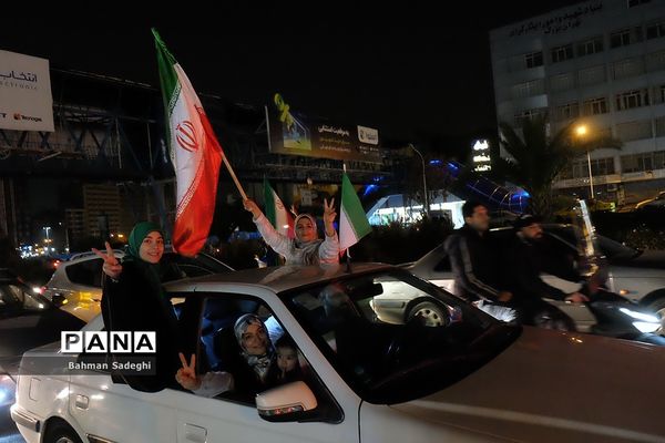 شادی مردم تهران پس از پیروزی ایران مقابل ولز