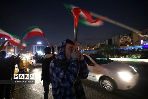 شادی مردم تهران پس از پیروزی ایران مقابل ولز
