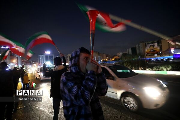 شادی مردم تهران پس از پیروزی ایران مقابل ولز
