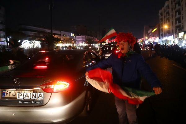 شادی مردم تهران پس از پیروزی ایران مقابل ولز
