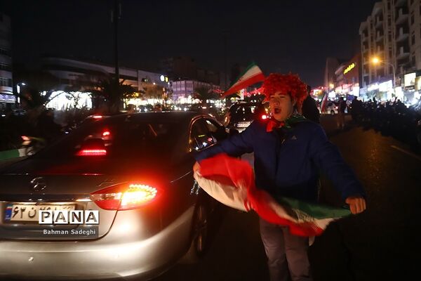 شادی مردم تهران پس از پیروزی ایران مقابل ولز