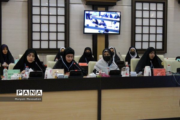 نشست صمیمی وزیر آموزش و پرورش با نمایندگان تشکل‌های دانش‌آموزی استان بوشهر