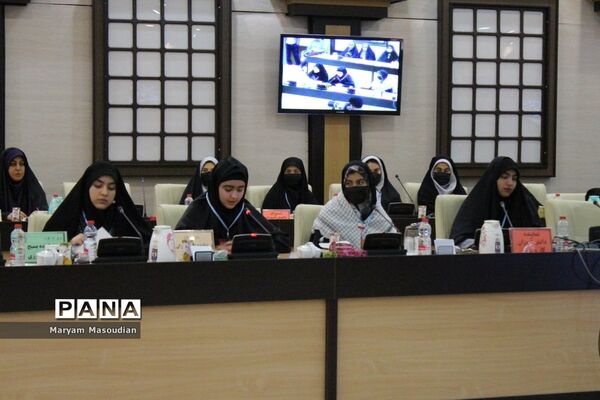نشست صمیمی وزیر آموزش و پرورش با نمایندگان تشکل‌های دانش‌آموزی استان بوشهر