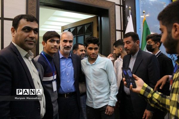 نشست صمیمی وزیر آموزش و پرورش با نمایندگان تشکل‌های دانش‌آموزی استان بوشهر