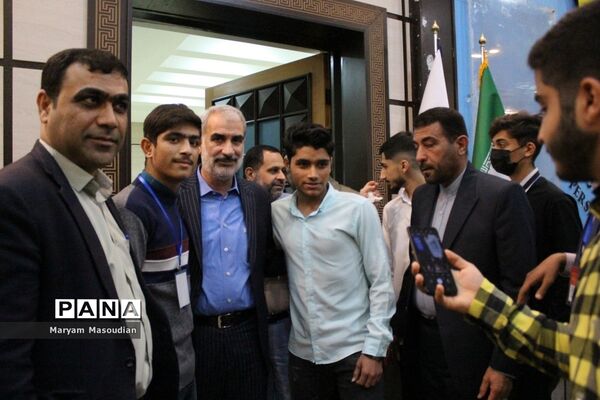 نشست صمیمی وزیر آموزش و پرورش با نمایندگان تشکل‌های دانش‌آموزی استان بوشهر
