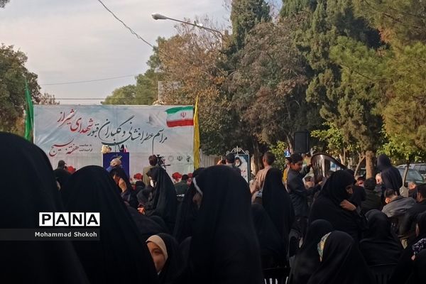 مراسم عطرافشانی و گلباران قبور شهدای شیراز به مناسب هفته بسیج در گلزار شهدا برگزار شد