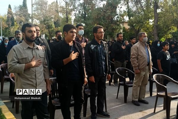 مراسم عطرافشانی و گلباران قبور شهدای شیراز به مناسب هفته بسیج در گلزار شهدا برگزار شد