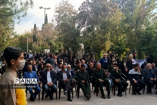 مراسم عطرافشانی و گلباران قبور شهدای شیراز به مناسب هفته بسیج در گلزار شهدا برگزار شد