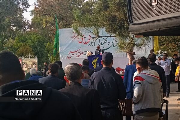 مراسم عطرافشانی و گلباران قبور شهدای شیراز به مناسب هفته بسیج در گلزار شهدا برگزار شد