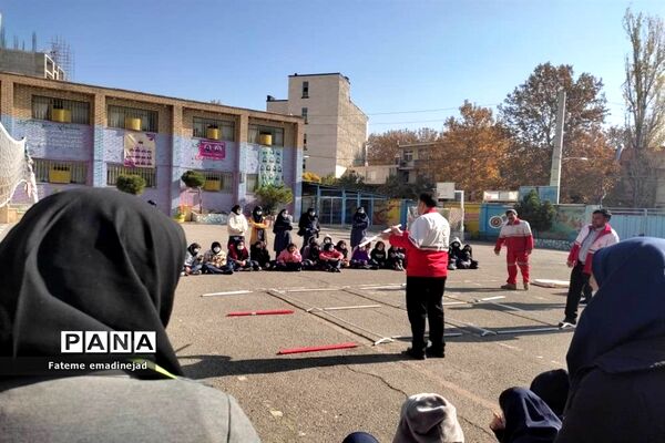 برگزاری مانور آموزشی و عملیاتی اسکان پس از زلزله در مدرسه  تربیت رودهن