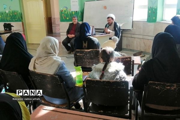 برگزاری جلسات آموزش خانواده در مدارس رودهن