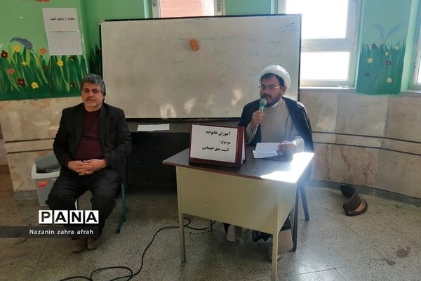 برگزاری جلسات آموزش خانواده در مدارس رودهن