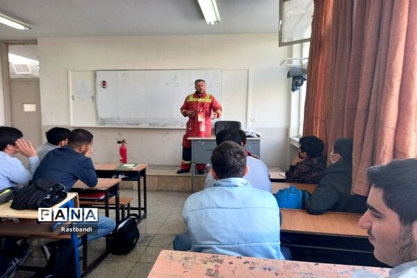 آموزش آتش‌نشانی در دبیرستان فرهنگ عرفان منطقه ۱۳