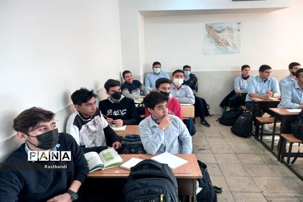 آموزش آتش‌نشانی در دبیرستان فرهنگ عرفان منطقه ۱۳