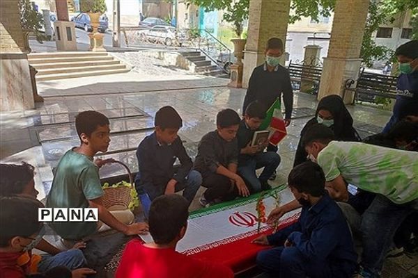 غبارروبی مزار شهدا توسط دانش‌آموزان رودهن در هفته بسیج