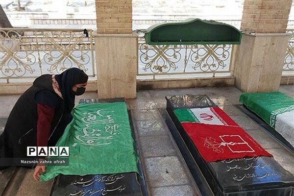 غبارروبی مزار شهدا توسط دانش‌آموزان رودهن در هفته بسیج