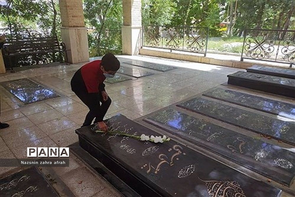 غبارروبی مزار شهدا توسط دانش‌آموزان رودهن در هفته بسیج