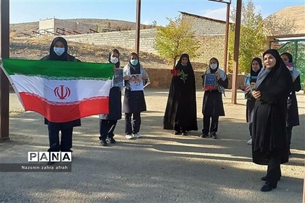 غبارروبی مزار شهدا توسط دانش‌آموزان رودهن در هفته بسیج
