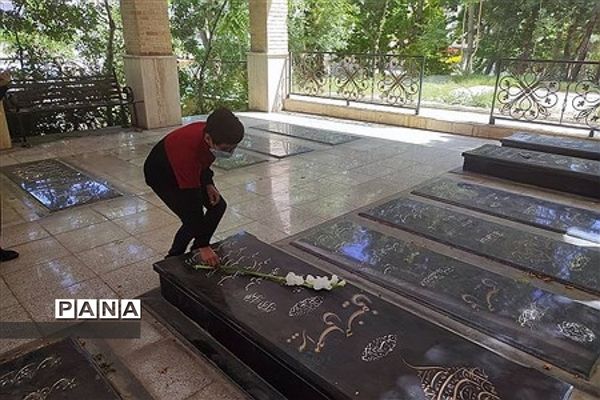 غبارروبی مزار شهدا توسط دانش‌آموزان رودهن در هفته بسیج