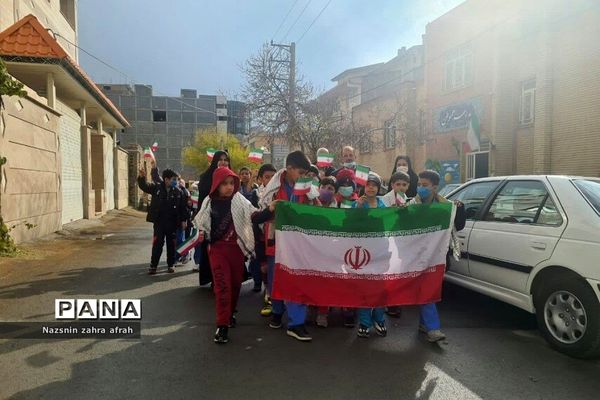 غبارروبی مزار شهدا توسط دانش‌آموزان رودهن در هفته بسیج