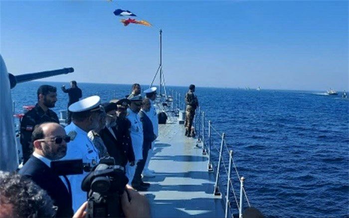 بازدید آیت‌الله رئیسی از رژه یگان‌های نمونه نیروی دریایی ارتش