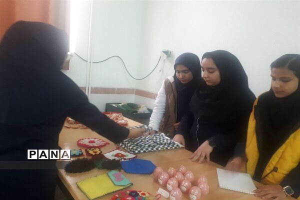 بازارچه محصولات خانگی در دبیرستان شهیده روحی ابرکوه