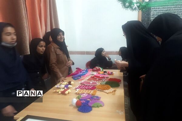 بازارچه محصولات خانگی در دبیرستان شهیده روحی ابرکوه