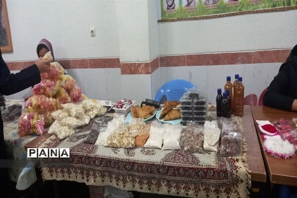 بازارچه محصولات خانگی در دبیرستان شهیده روحی ابرکوه