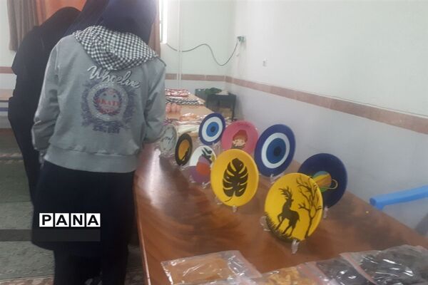بازارچه محصولات خانگی در دبیرستان شهیده روحی ابرکوه