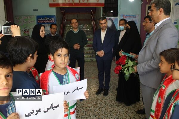سپاس مربی توسط دانش‌آموزان پیشتاز استان بوشهر