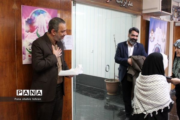 اهدای هدیه فرهنگى دانش‌آموزان به فرهنگیان اداره‌کل به مناسبت هفته تربیت اسلامى