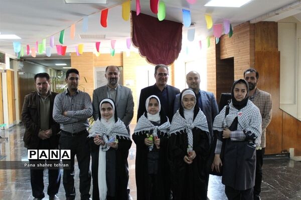 اهدای هدیه فرهنگى دانش‌آموزان به فرهنگیان اداره‌کل به مناسبت هفته تربیت اسلامى