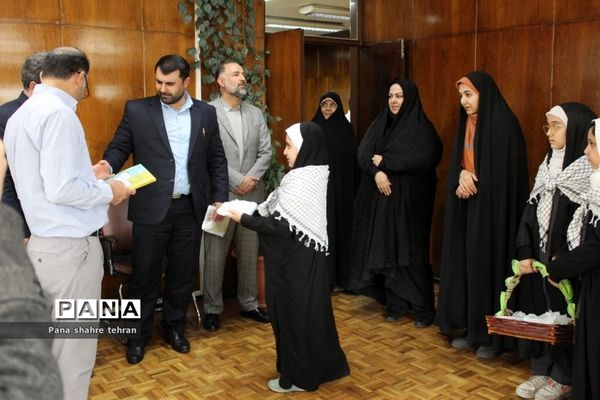 اهدای هدیه فرهنگى دانش‌آموزان به فرهنگیان اداره‌کل به مناسبت هفته تربیت اسلامى