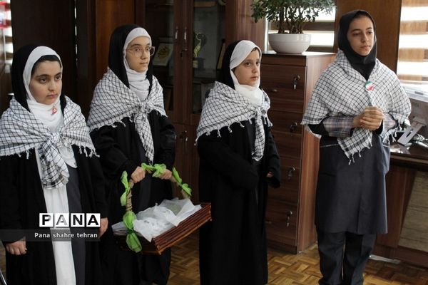 اهدای هدیه فرهنگى دانش‌آموزان به فرهنگیان اداره‌کل به مناسبت هفته تربیت اسلامى