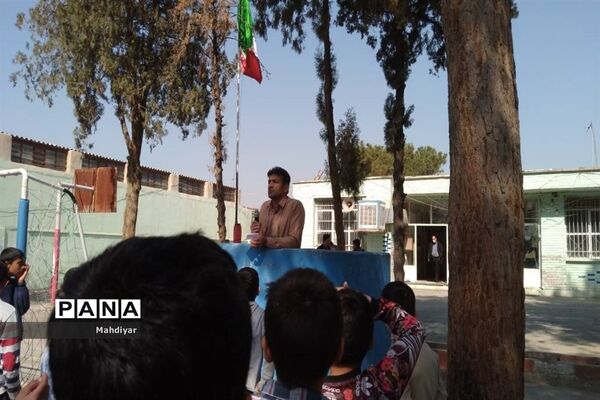 تقدیر از دانش‌آموزان برتر مسابقه فوتبال در دهه فجر شهر جوادآباد