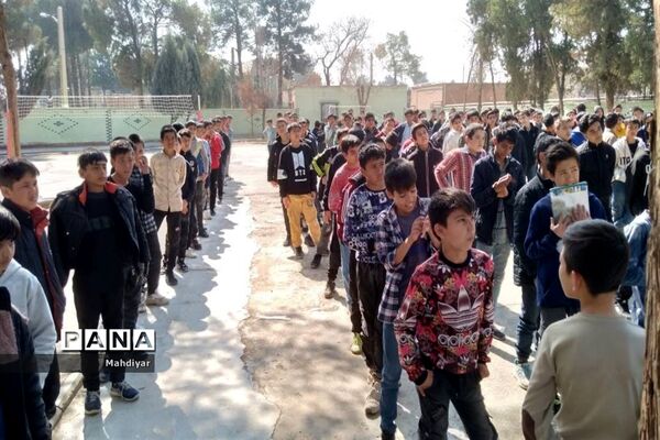 تقدیر از دانش‌آموزان برتر مسابقه فوتبال در دهه فجر شهر جوادآباد