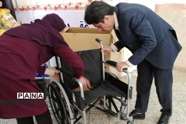 اهداء ویلچر به دانش‌آموز معلول مدرسه استثنایی در شهرقدس