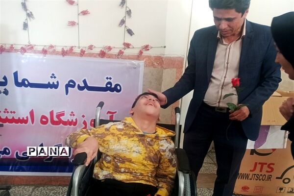 اهداء ویلچر به دانش‌آموز معلول مدرسه استثنایی در شهرقدس