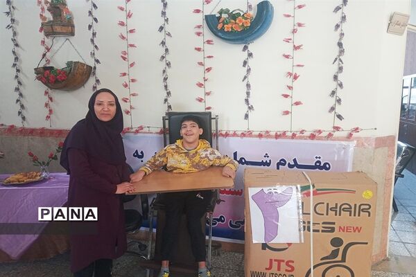 اهداء ویلچر به دانش‌آموز معلول مدرسه استثنایی در شهرقدس