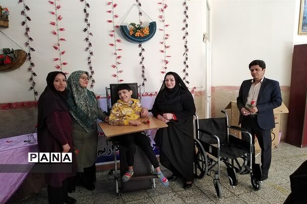 اهداء ویلچر به دانش‌آموز معلول مدرسه استثنایی در شهرقدس