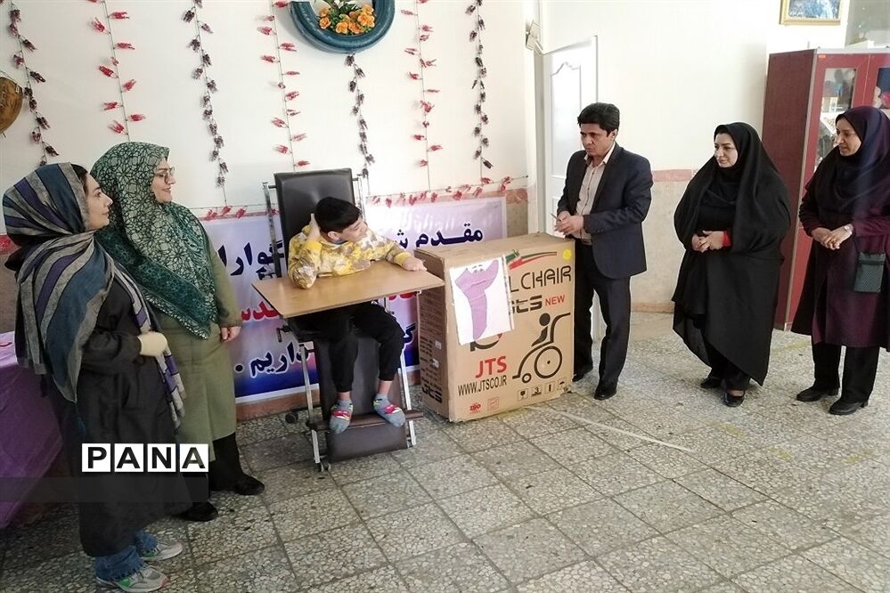 اهداء ویلچر به دانش‌آموز معلول مدرسه استثنایی در شهرقدس