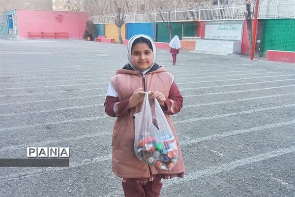 اهداء ویلچر به دانش‌آموز معلول مدرسه استثنایی در شهرقدس