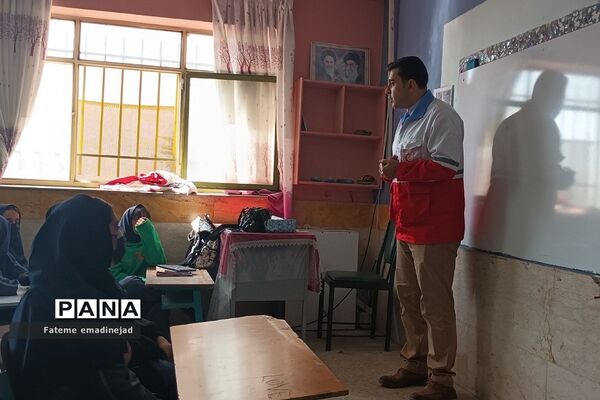 کارگاه  آموزشی هلال احمر پیرامون طرح دادرس در مدرسه تربیت رودهن