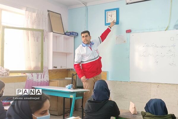 کارگاه  آموزشی هلال احمر پیرامون طرح دادرس در مدرسه تربیت رودهن