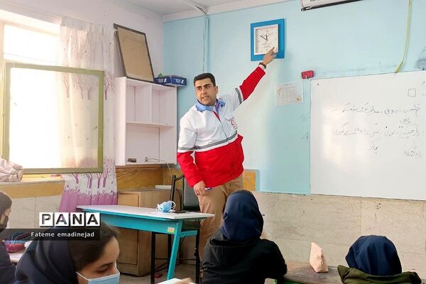 کارگاه  آموزشی هلال احمر پیرامون طرح دادرس در مدرسه تربیت رودهن