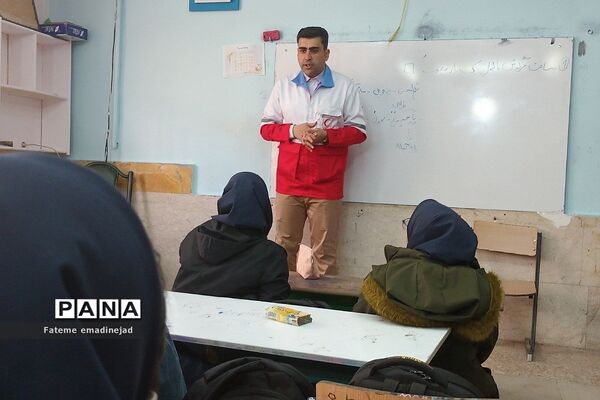 کارگاه  آموزشی هلال احمر پیرامون طرح دادرس در مدرسه تربیت رودهن